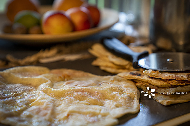 Gozleme，传统土耳其美食的烹饪形象。图片素材