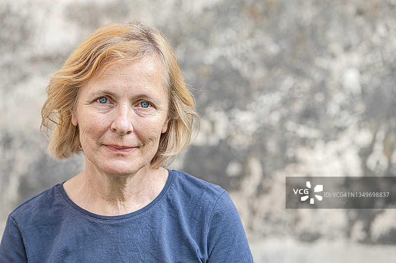 在欧洲斯洛文尼亚Primorska公园里的年长女人肖像图片素材