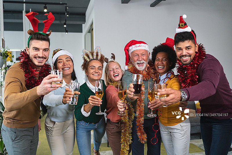 一群快乐迷人的多种族同事在办公室庆祝圣诞节图片素材