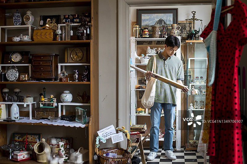 在古董店购物图片素材