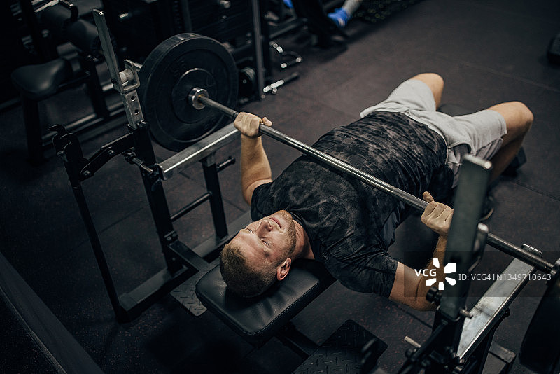 男子卧推训练图片素材