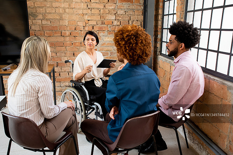 坐在轮椅上工作的女人图片素材