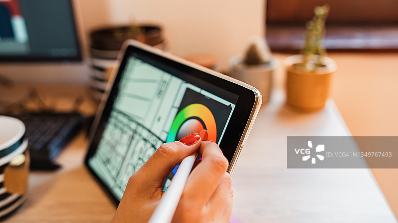 女平面设计师在新项目中使用颜色开关图片素材