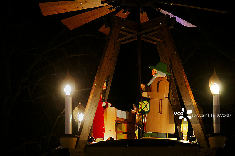 圣诞节市场上的木制玩偶图片素材