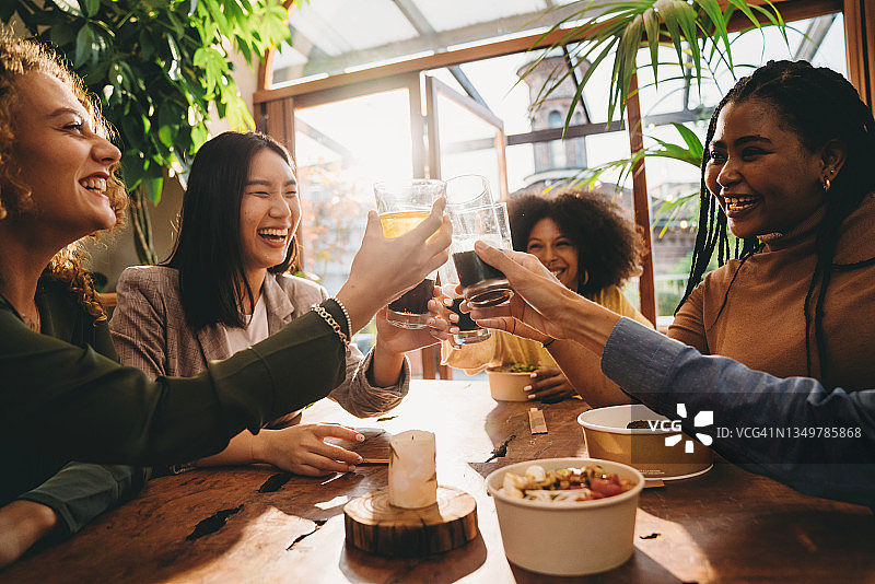 一群朋友在晚宴上举杯庆祝图片素材