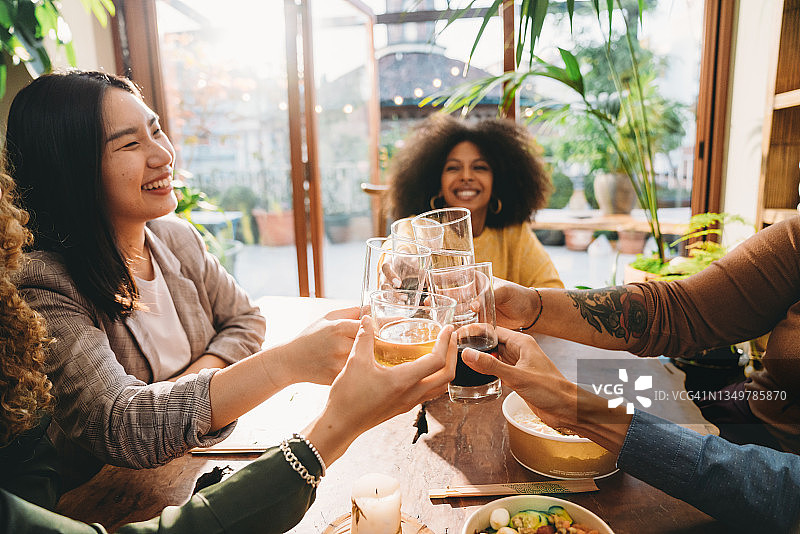 一群朋友在晚宴上举杯庆祝图片素材