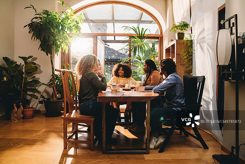 一群朋友一起参加晚宴图片素材