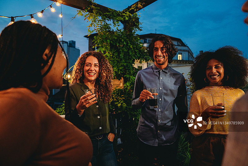一群朋友在城市屋顶上参加晚宴图片素材