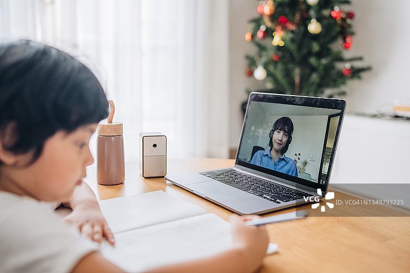 在家视频通话学习的亚洲男孩图片素材