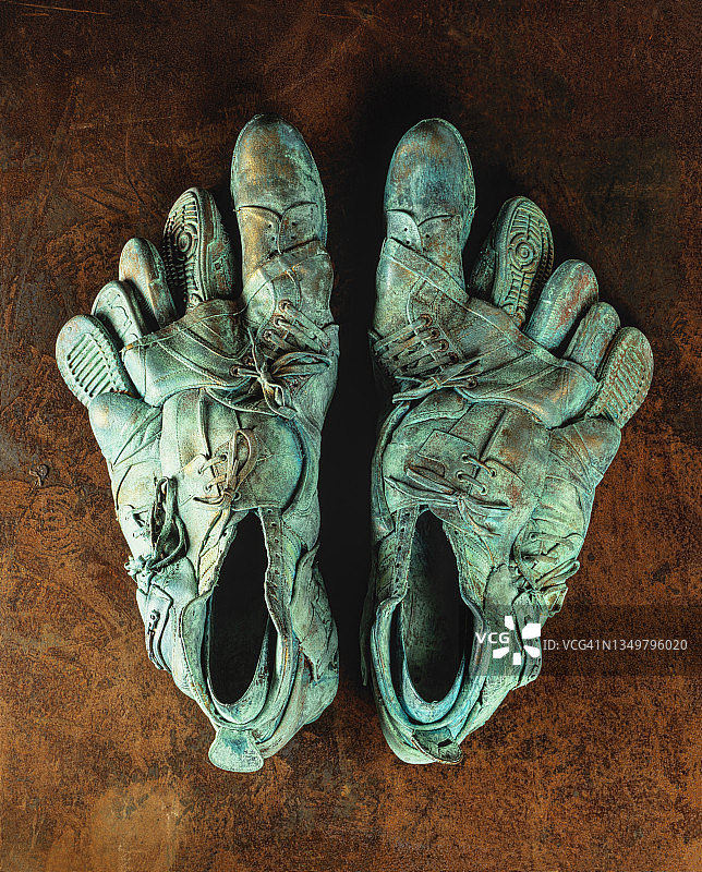 用鞋子制作的脚雕塑图片素材