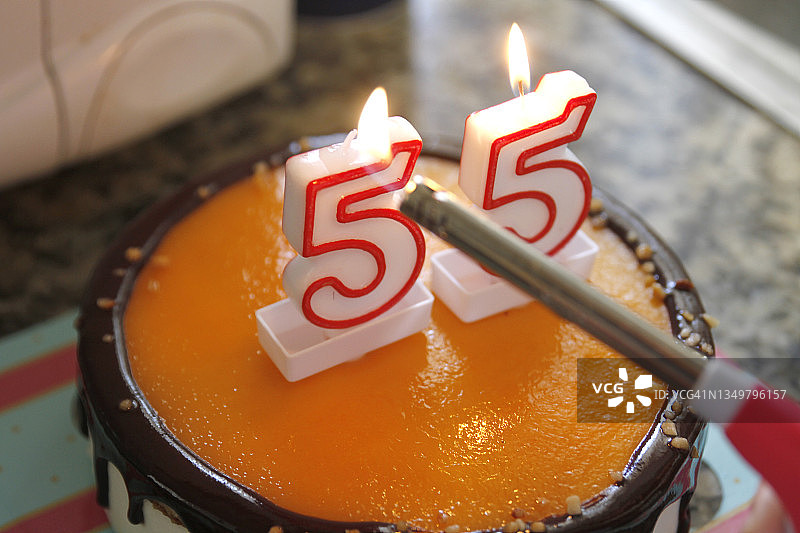 手用打火机点燃55支生日蜡烛图片素材