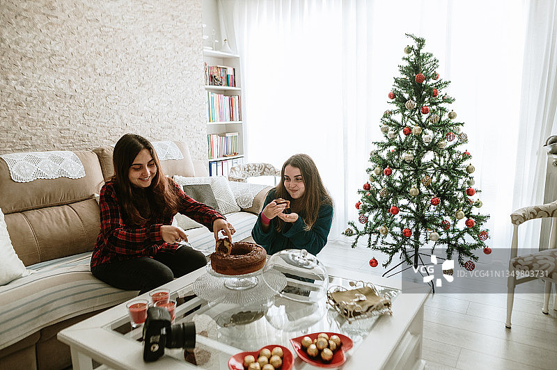双胞胎姐妹吃蛋糕图片素材