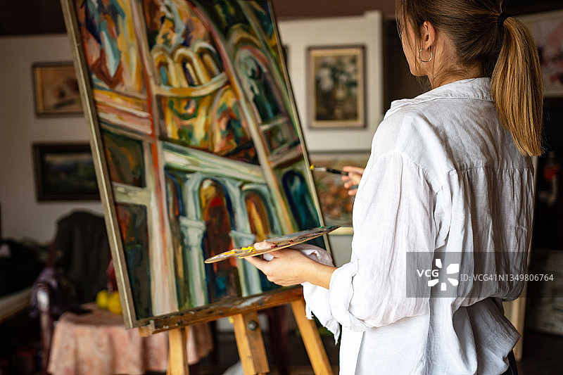 美丽的女人艺术家绘画图片素材
