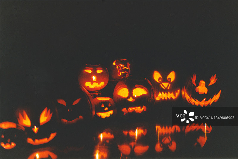 复古万圣节南瓜灯背景，90年代万圣节派对复古照片图片素材