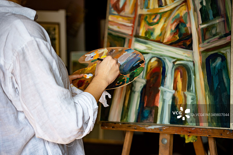 工作中的年轻女艺术家图片素材