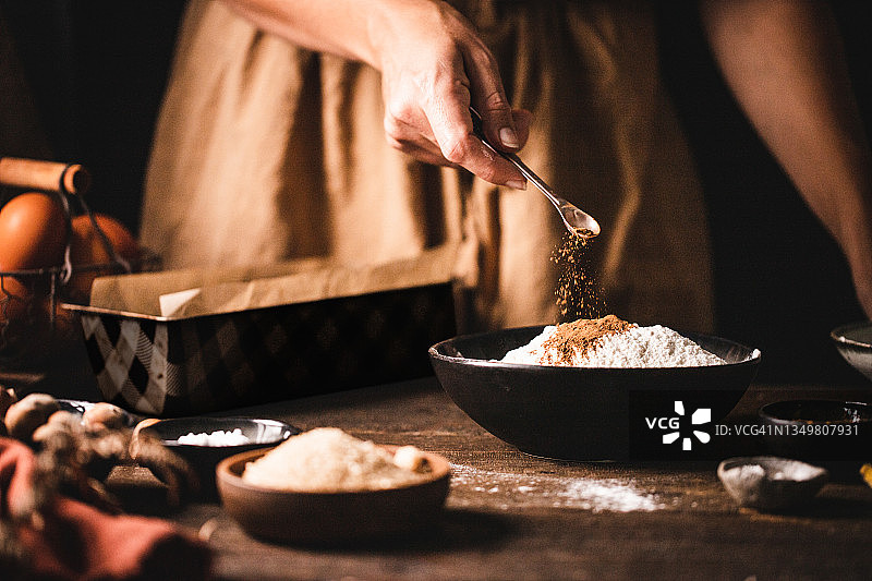 女人在厨房准备香蕉面包面糊图片素材