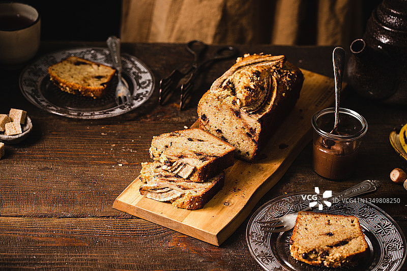 早餐桌上的自制香蕉面包片图片素材