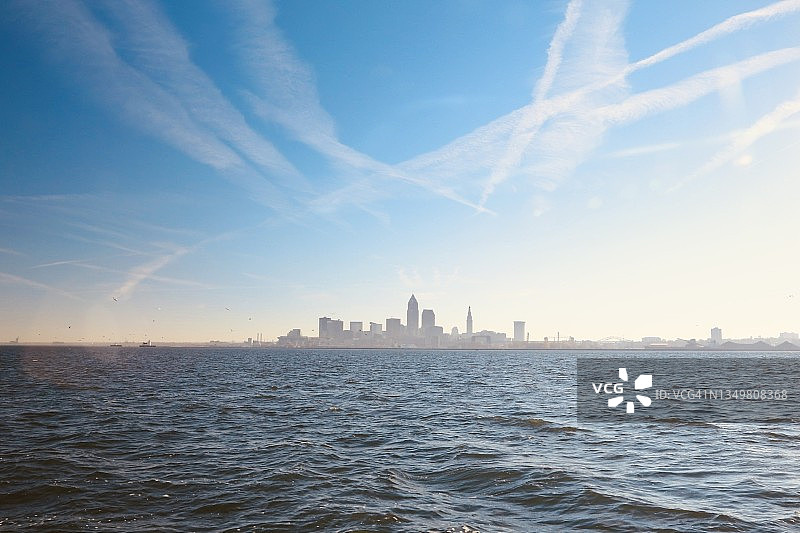 湖岸大城市图片素材