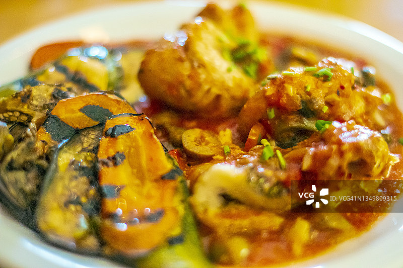 普塔内斯卡鳕鱼配烤蔬菜图片素材