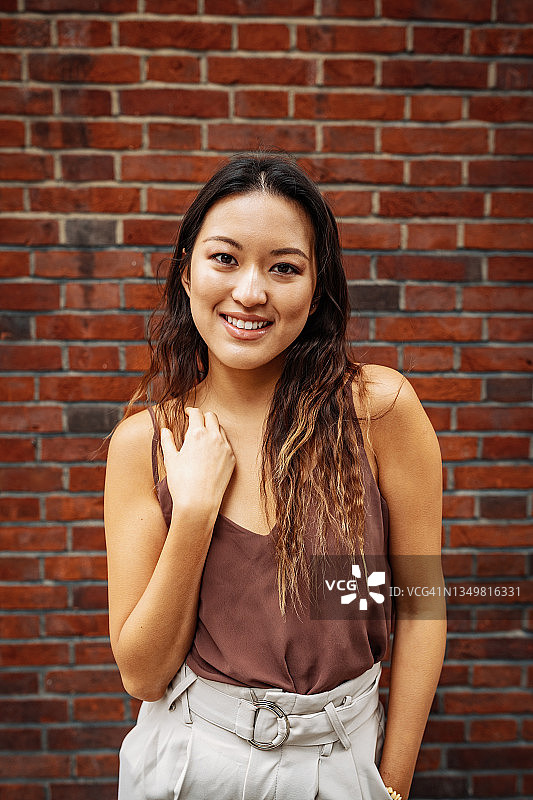 户外留长发的现代中国女人图片素材