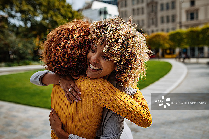 重新开放后，最好的朋友拥抱并欢呼图片素材