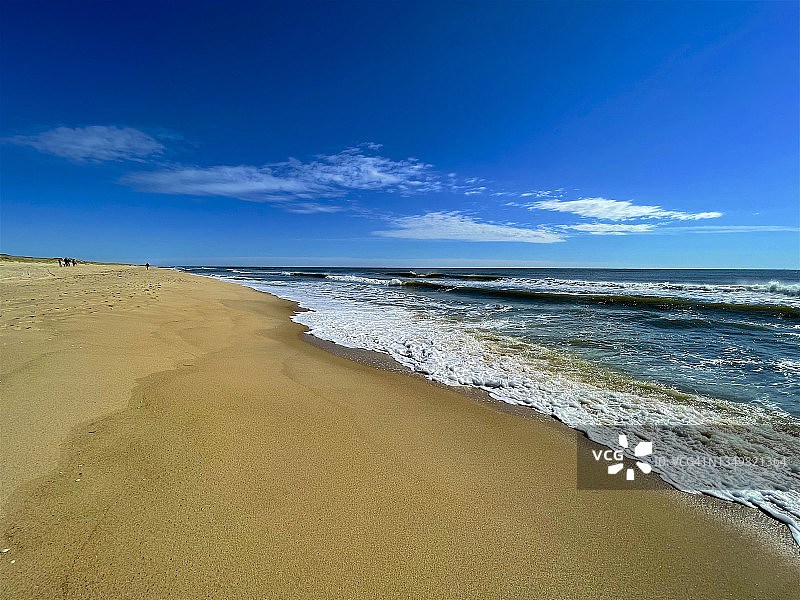 东汉普顿的白色沙滩和脚印图片素材