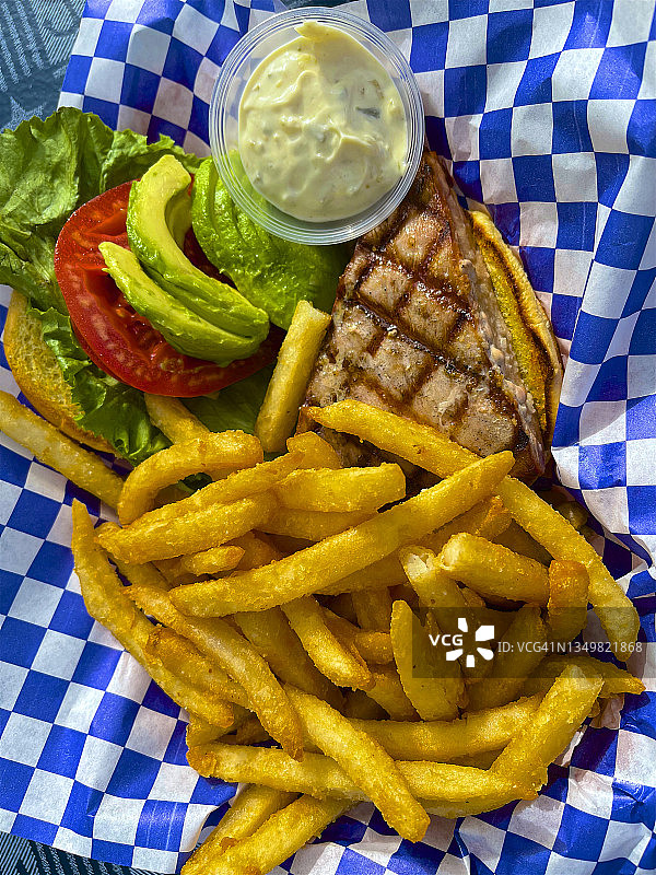 烤金枪鱼排和炸薯条图片素材