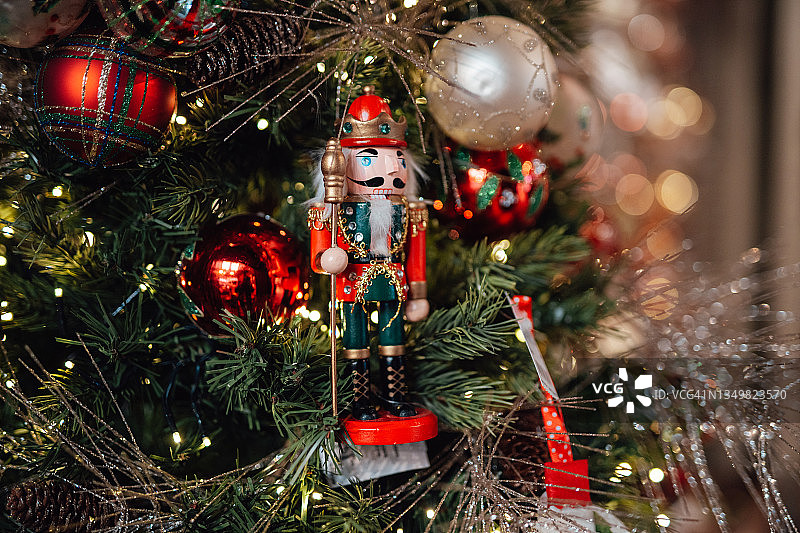 悬挂在圣诞树上的圣诞装饰品特写图片素材