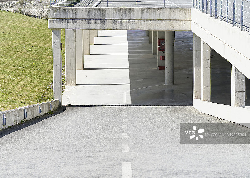 从停车坡道顶部俯瞰坡道内部图片素材