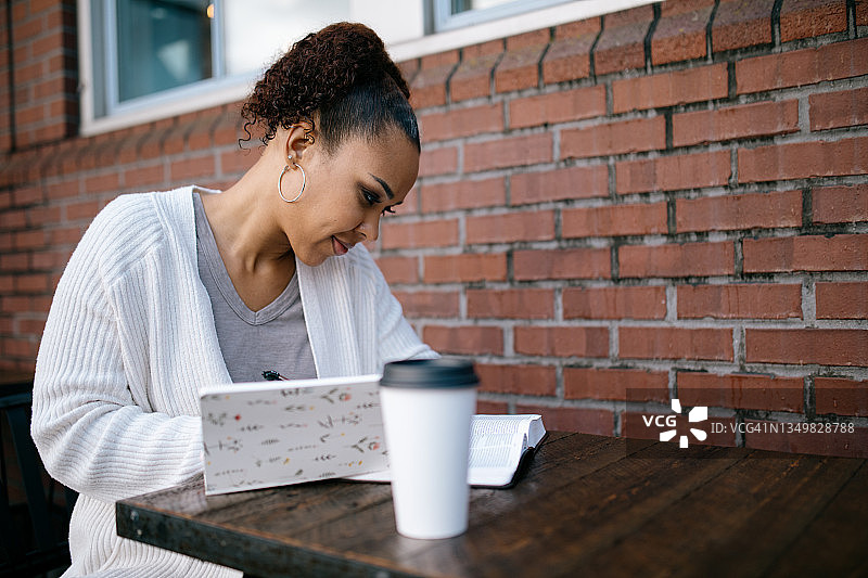 女子在户外城市咖啡馆学习图片素材