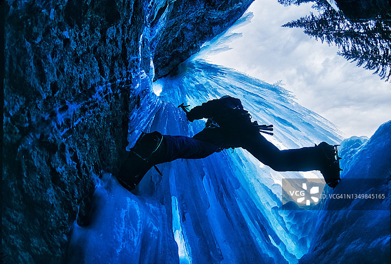 自下而上的冰山攀登景象图片素材