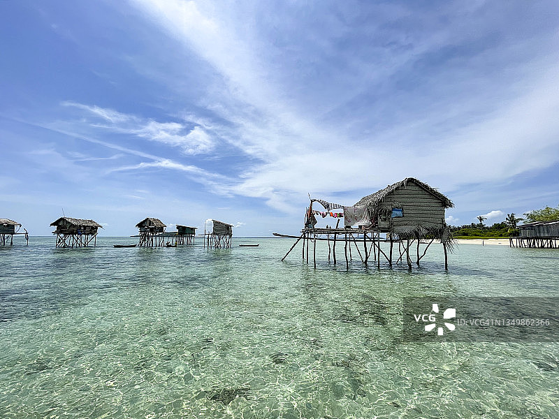 海上吉普赛高跷房屋和水上村庄，旅行目的地背景图片素材