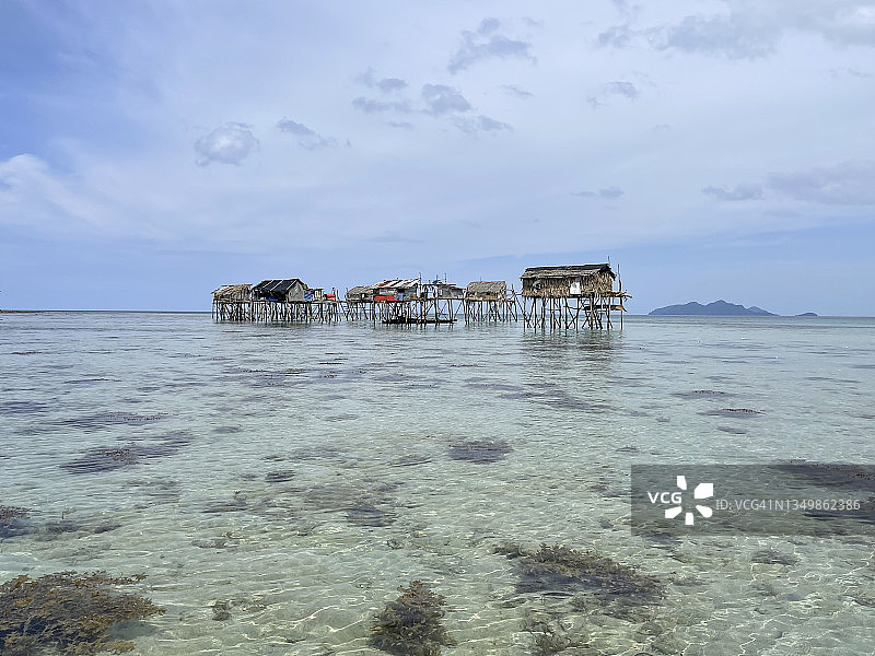 海上吉普赛高跷房屋和水上村庄，旅行目的地背景图片素材