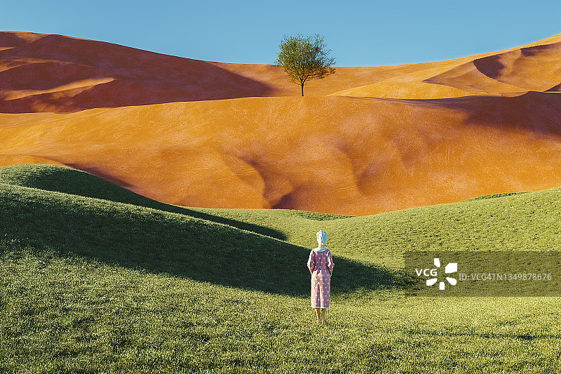 浴袍女人的超现实景观图片素材