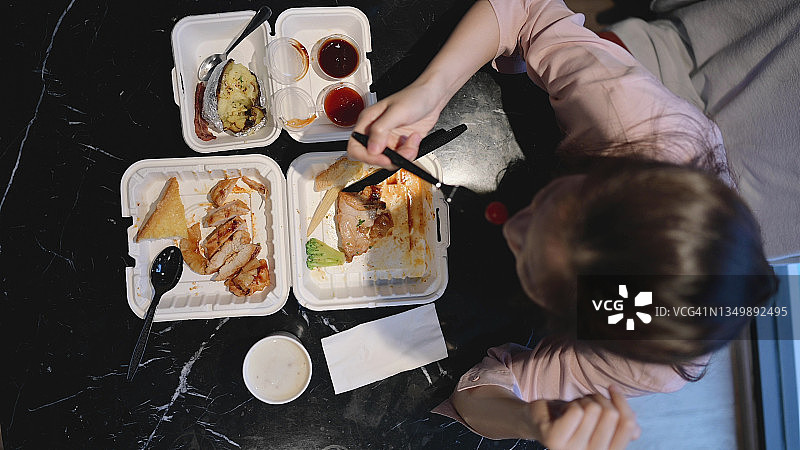 千禧一代和Gen Z在曼谷唐人街享用美味面条图片素材