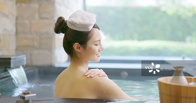 女人在温泉中放松身心图片素材