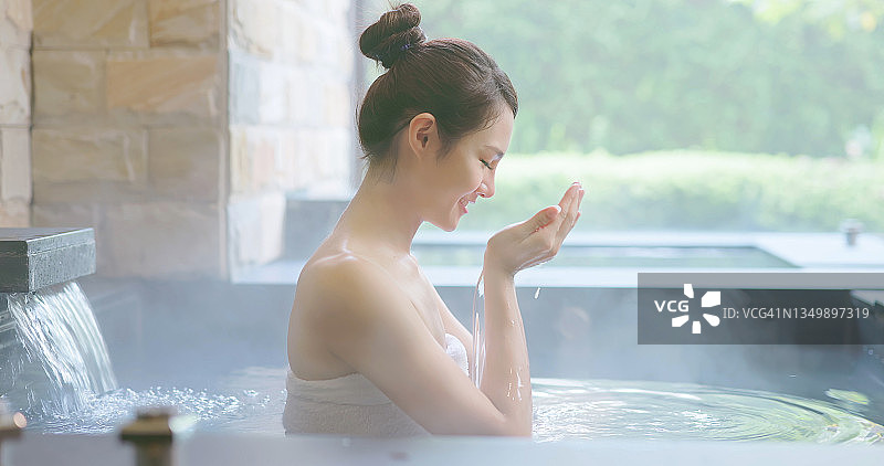 女人在温泉中放松身心图片素材