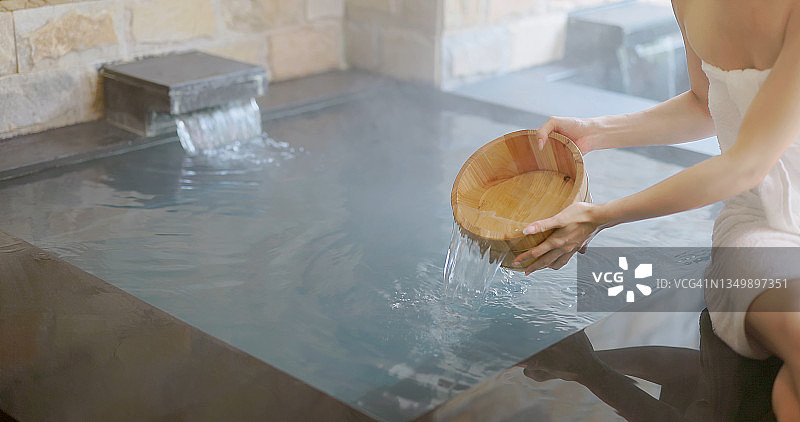 女人去泡温泉图片素材