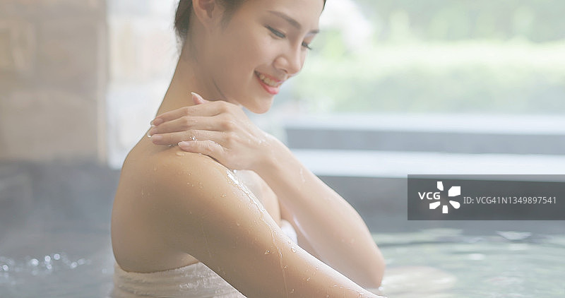 女人在温泉中放松身心图片素材