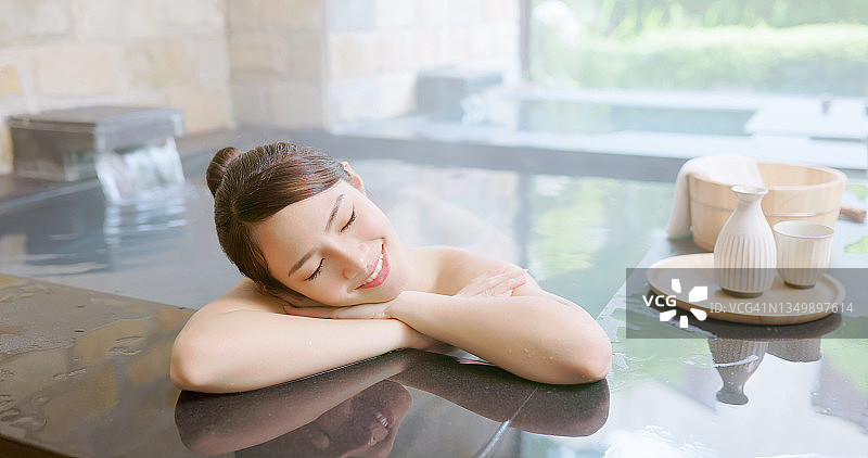 女人在温泉中放松身心图片素材