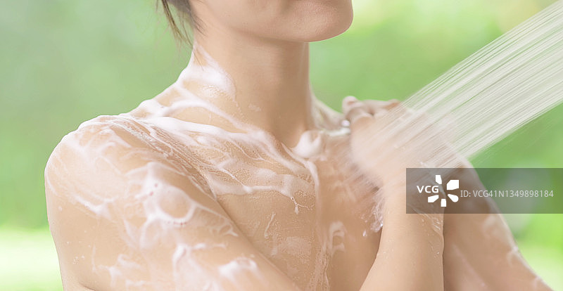 正在淋浴的美丽女人图片素材