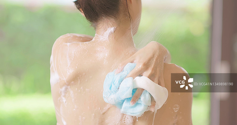 正在沐浴的漂亮女人图片素材