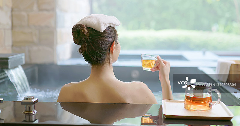 在水中喝茶的女人图片素材