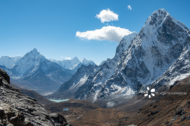 从尼泊尔卓拉山口眺望喜马拉雅山脉的壮丽景色，左侧是阿玛达布拉姆峰，右侧是卓拉策峰图片素材