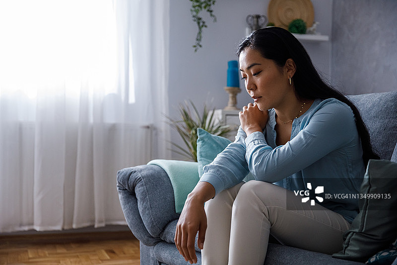 年轻女子与消极想法作斗争图片素材