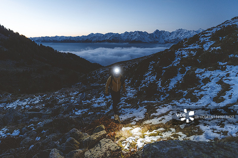 瓦尔泰利纳雪山上的夜行者图片素材