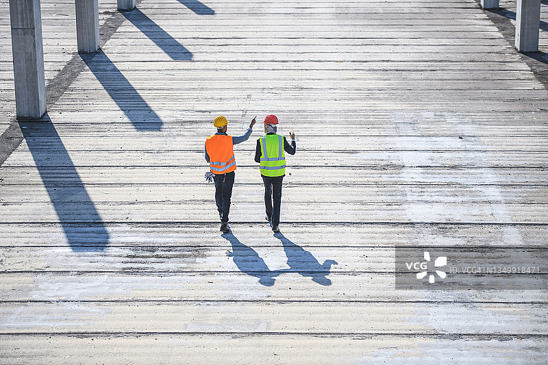 工头和经理在建筑工地巡视图片素材