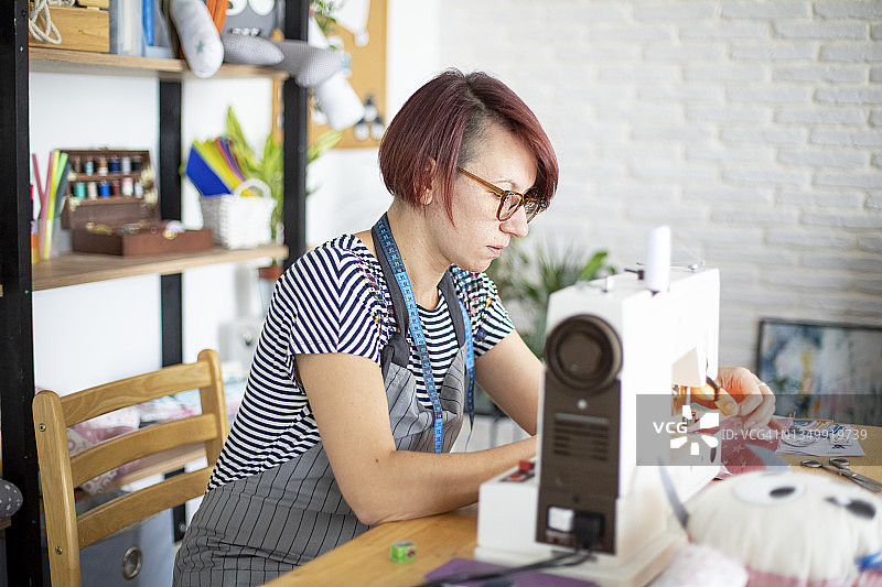 女人制作儿童玩具，DIY家庭作坊图片素材