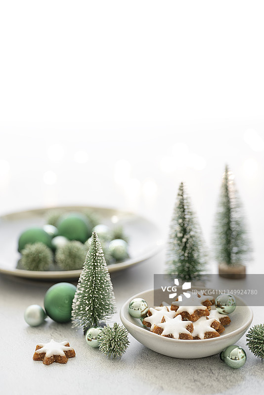 圣诞装饰和星形圣诞饼干特写图片素材