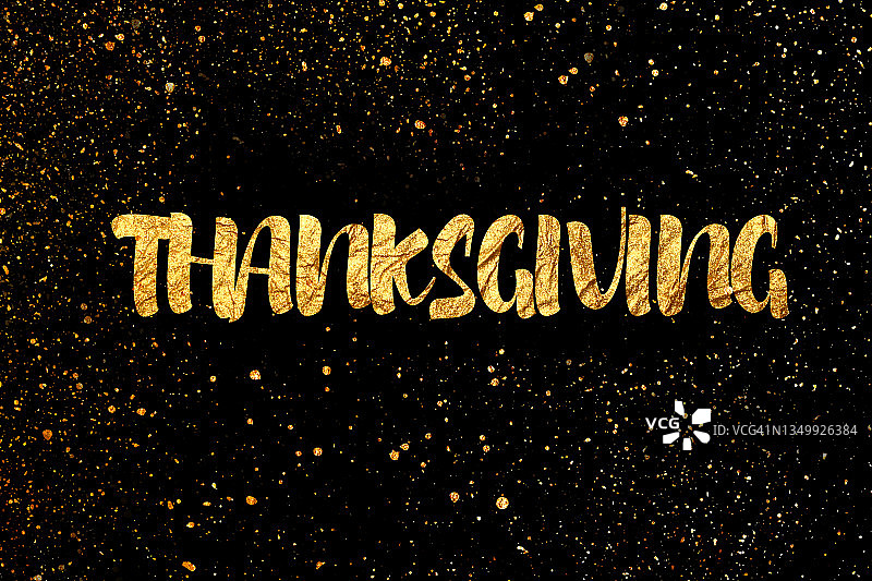 金色文字的“感恩节”祝福语图片素材